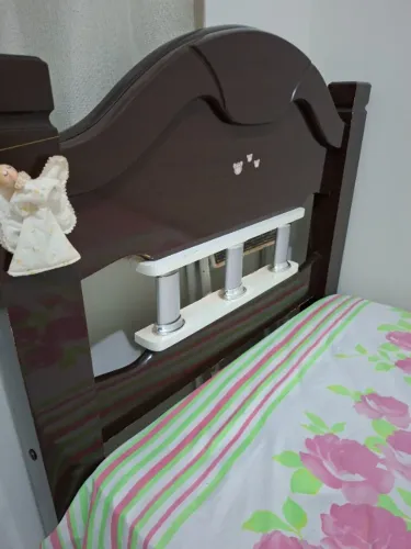 Cama com colchão de solteiro. (Contém avaria nos pés)