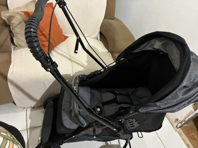 Carrinho de bebê + bebê conforto em ótimo estado