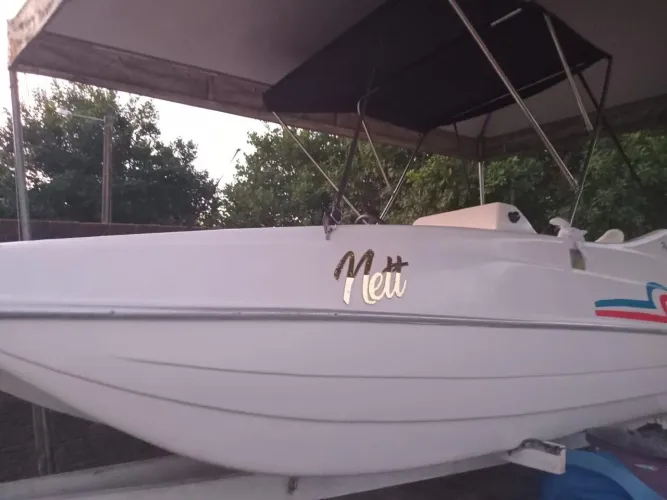 Vendo barco bem conservado, sempre revisado, entra coletes, mesinha, sombreiro?.