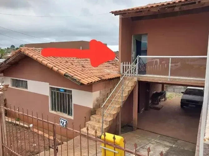 Casa área 2, com 2 quartos, garagem p 2 carros e anexo sobrado com 3 peças.
