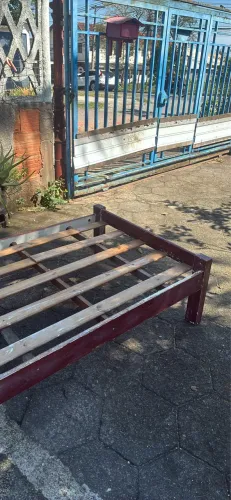 Vendo cama de solteiro em bom estado para uso. Retirada campo Frande