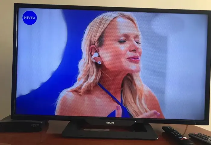 TV Philips 32" LED HD (Com Conversor Digital) - Perfeito Estado