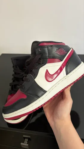 Tênis Nike Air Jordan 1 Mid Bred Toe