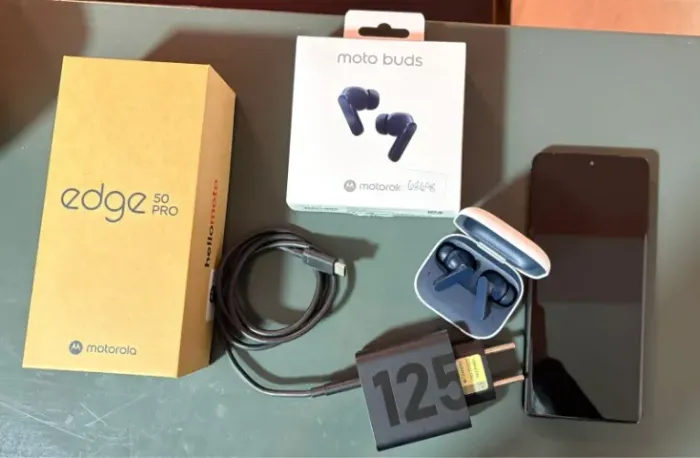 Motorola Edge 50 pro, preto com 256 GB de memória.