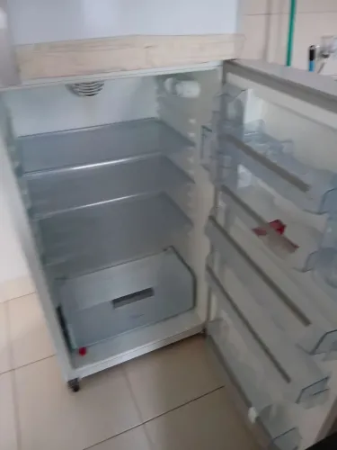 Vende se geladeira