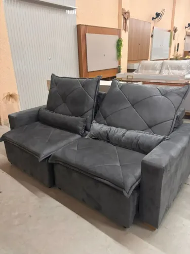 Seu Descanso Merece Mais: Sofá Retrátil com Molas Ensacadas e Acabamento em Suede