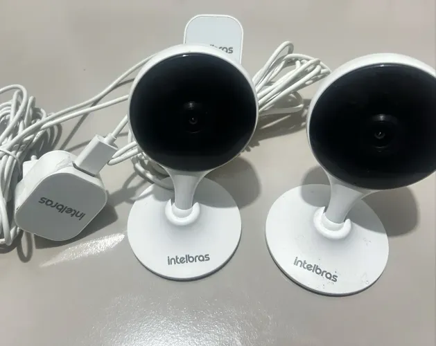 Câmeras Intelbras Mibo IM3 C com cartão de memória.