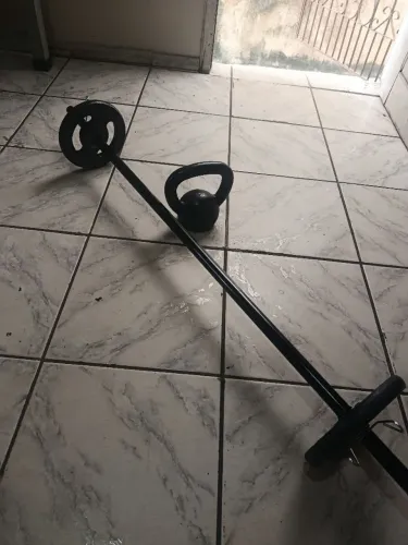 Barra com duas anilhas de 4 kg e um kerobel de 6 kg