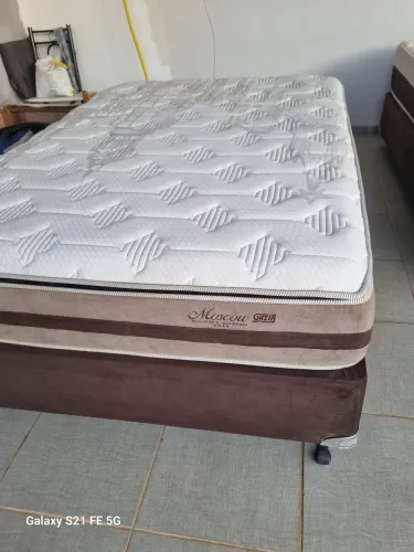 Cama Box casal colchão molas enssacadas muito bem conservada ENTREGO
