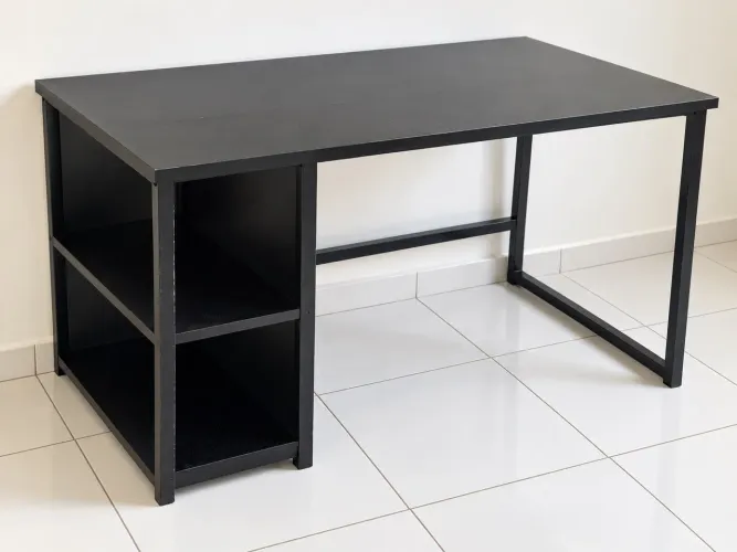 Mesa de Escritório Grande 1,38m × 0,99m - Estrutura Metálica Preta