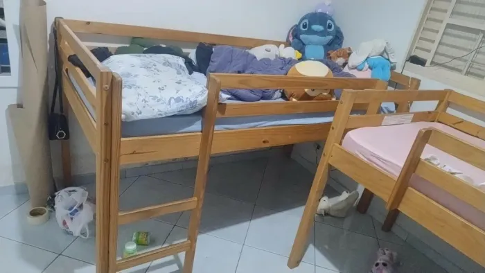 Cama suspensa com escorregador