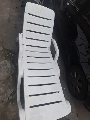 Espreguiçadeira em bom estado.