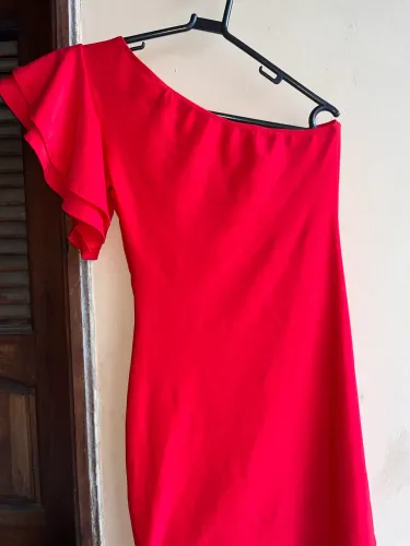 vestido vermelho assimétrico