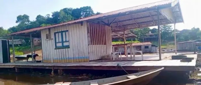 Flutuante 15x14 Possui 8 boias de âmago  Em perfeito estado 
