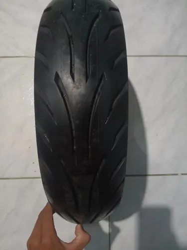 Pneu novo nunca usado  levo rim 120/70 - 14 valor : 200 $