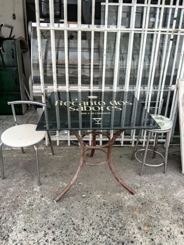 Mesa com dois bancos