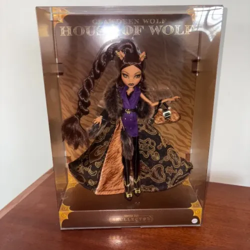 Clawdeen House of The Wolf - Monster High (Lacrada, pequeno risco no acetato)