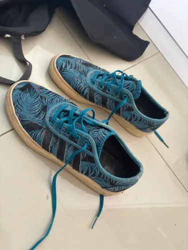 Tênis adidas