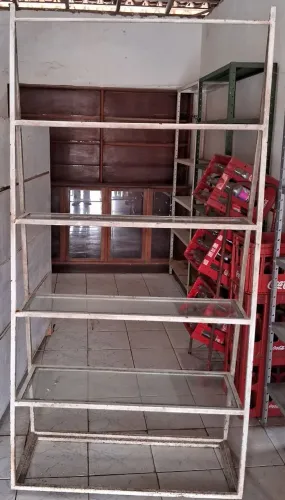 Vendo prateleira pirâmide,estrutura de aço com prateleiras de vidros ideal para decoração