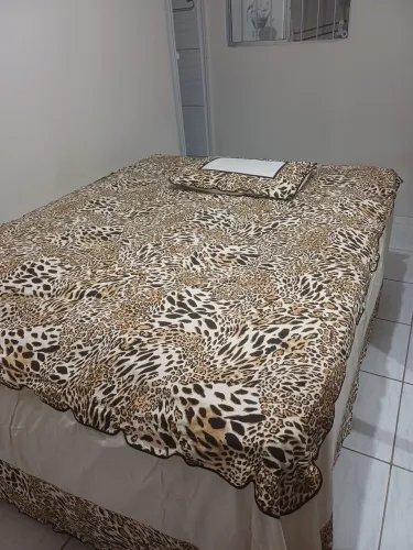 Colcha de cama queen onçinha!