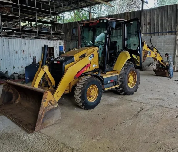 Retroescavadeira Caterpillar 416 21/21 - Entrada de 10%