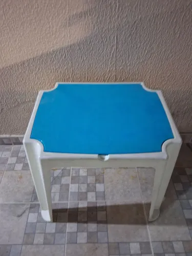 Mesa plástica com repartições 