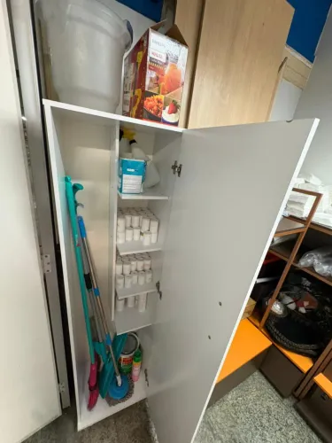 Armário branco multiuso
