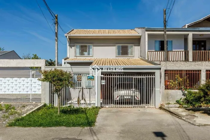 Sobrado recém-reformado à venda no Jardim Weissópolis, em Pinhais/PR, com 4 quartos, sendo