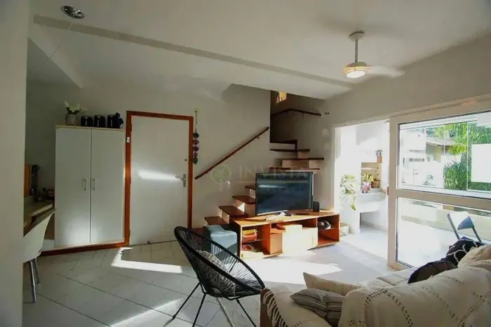Apartamento duplex com 3 dormitórios no Canto da Lagoa, em Florianópolis