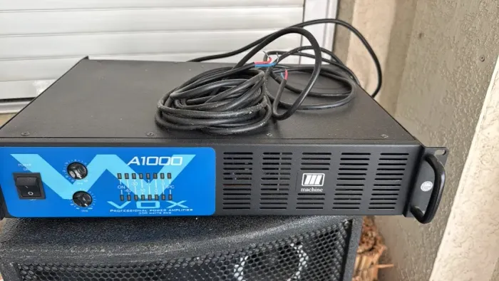 Amplificador W Vox A1000 com 300 w rms e duas caixas passivas de 15