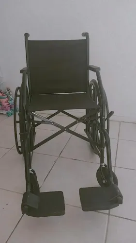 Cadeira de rodas 450,00 e cadeira higiênica de banho 145,00