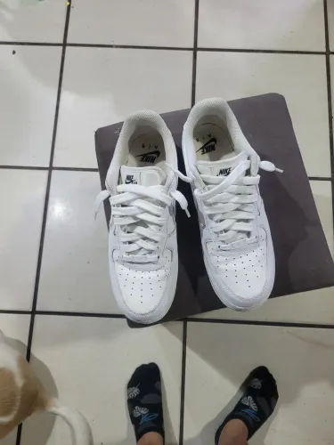 Tenis air force essential gold swooh branco e dourado 42