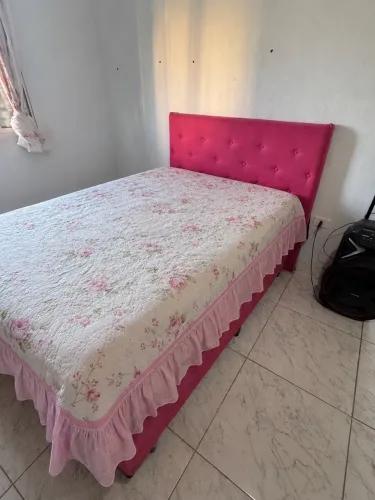Cama com cabeceira