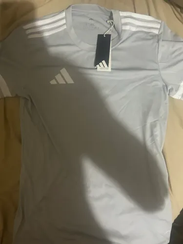 Camiseta esportiva adidas, Nova. Nunca usada.