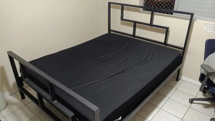 Cama queen size de metal reforçada