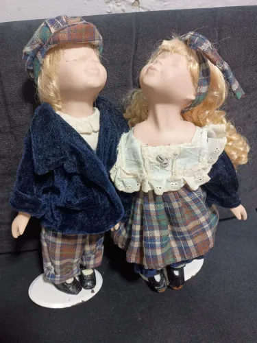 Bonecas de porcelana francesa, datadas do ano de 1997.
