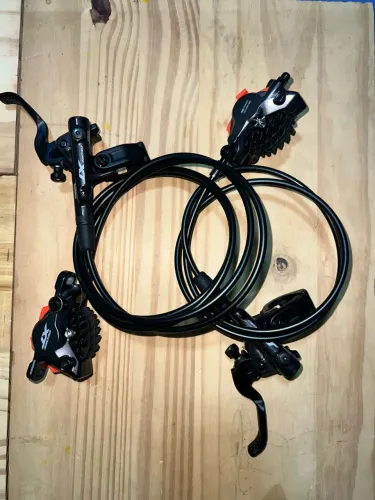 PAR DE FREIOS SHIMANO XT M8100 NOVO