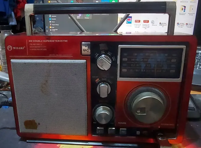 Rádio Misaki, modelo MS-3301RURT (um receptor de 4 bandas com visual retrô/vintage).