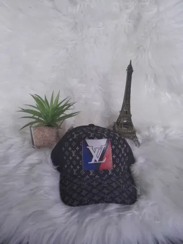 BONÉ LV PRETO COM REGULAGEM CLICK