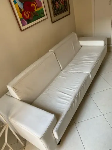 Sofá lindo 3 lugares em couro