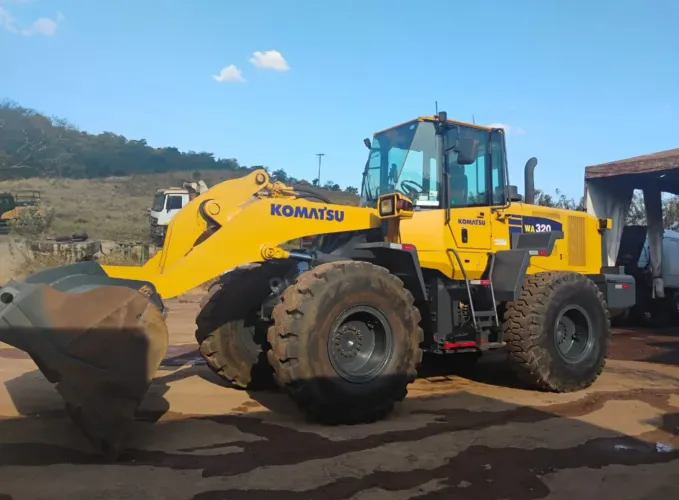 Pá Carregadeira Komatsu WA320 ano 2018 em MG