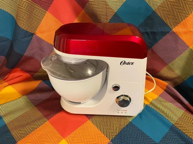 Batedeira Planetária Oster Perform, 220V, Branco e Vermelho, 600W