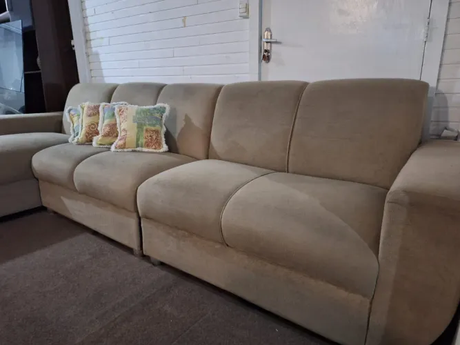 Sofá de canto espaçoso 