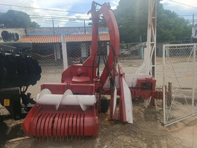 Ensiladeira Super Peccus 9004 ano 2012