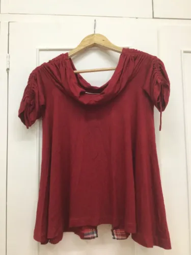 Blusa feminina com detalhe no ombro
