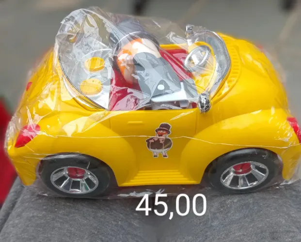 Carrinho de Brinquedo amarelo