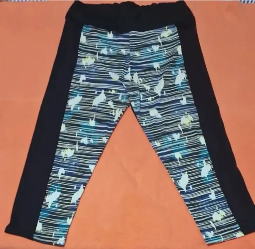 Legging preta com desenhos ( Nova )