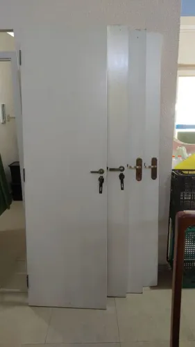 Folha de Porta de Madeira pintada com fechadura e dobradiças grandes