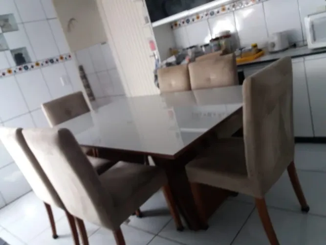 Mesa de Jantar com 6 Cadeiras Estofadas