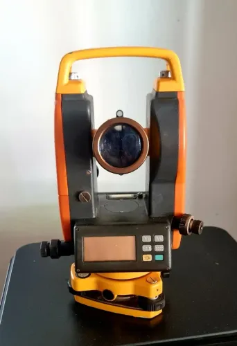 Teodolito Digital CST/Berger DGT10 com case rígida e capa